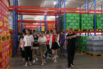 許昌學院交通學院學生來許昌萬里運輸集團參觀實習